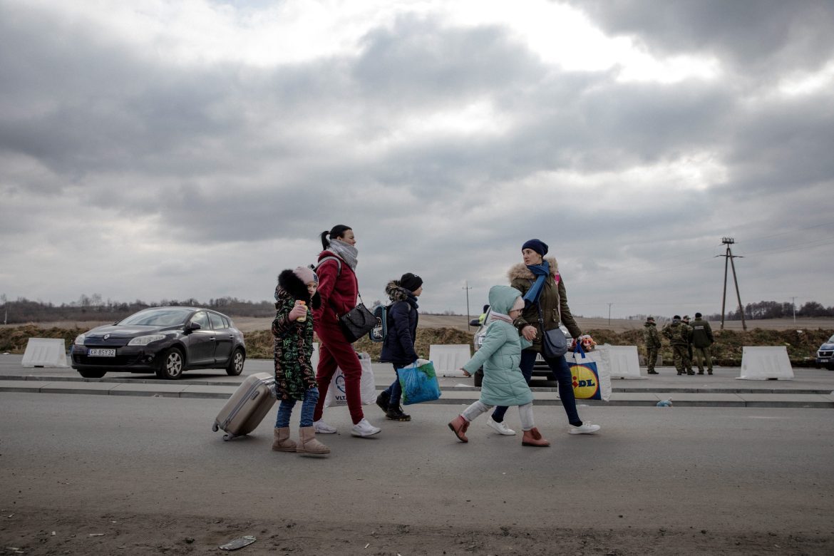 Familie auf der Flucht, Frauen, Kinder, Polen, Ukraine-Krieg