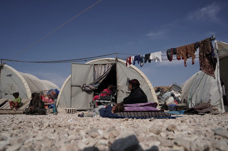 Syrien, Flüchtlingscamp, Frauen und Kinder sitzen vor Zelten