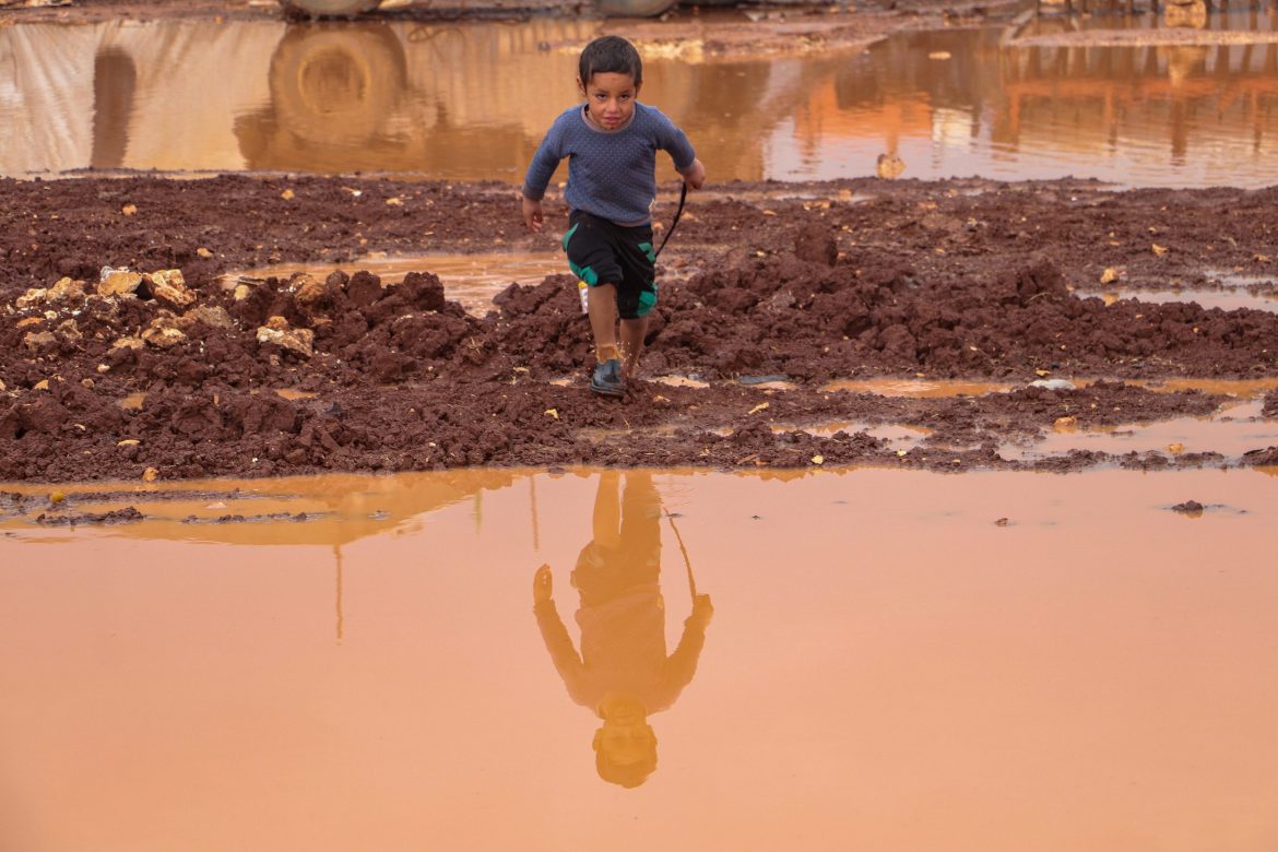 Junge in Syrien nach den Überflutungen