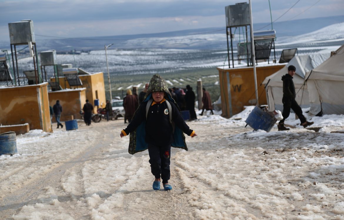 Kleiner Junge in Zeltlager Syrien, Schnee im Winter