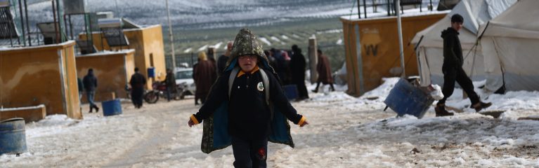 Kleiner Junge in Zeltlager Syrien, Schnee im Winter