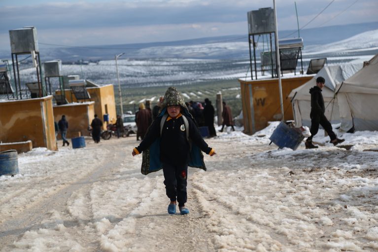 Kleiner Junge in Zeltlager Syrien, Schnee im Winter