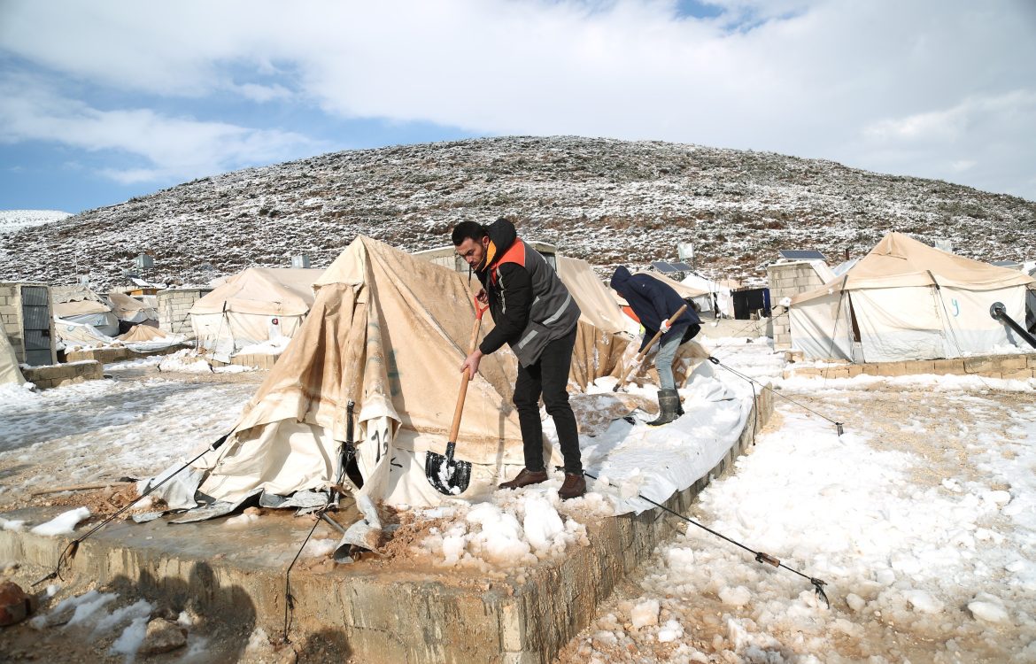 Helfer in den Zeltlagern in Syrien Schnee