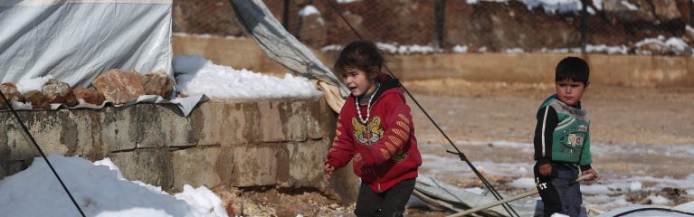 Kleine Kinder im Schnee, Zeltlager Syrien
