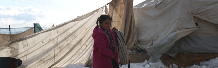 Mädchen mit Rucksack, Schneesituation Syrien