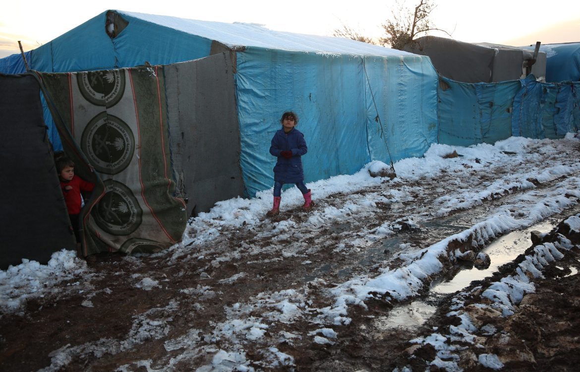 Kinder zwischen blauen Zelten Winter in Syrien