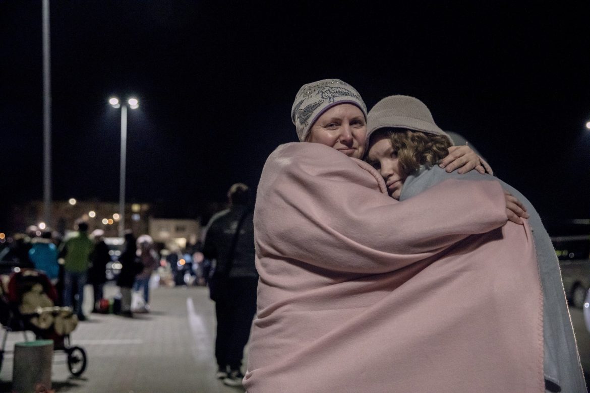 Mutter und Tochter umarmen sich, Ukraine