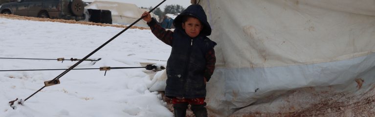 Kind im Winter in Syrien.