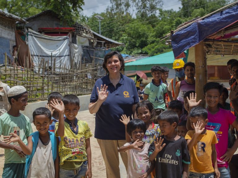 Andrea Barschdorf-Hager mit Gruppe Kindern in Flüchtlingscamp Cox's Bazar, Bangladesch