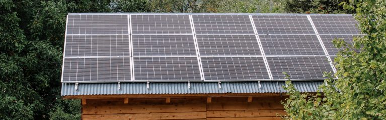 Solarpanele auf Gästehaus in Mestia, Georgien