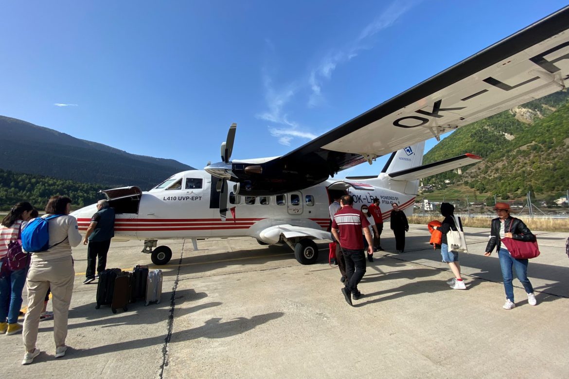 Flugzeug am Flugplatz in Mestia, Georgien