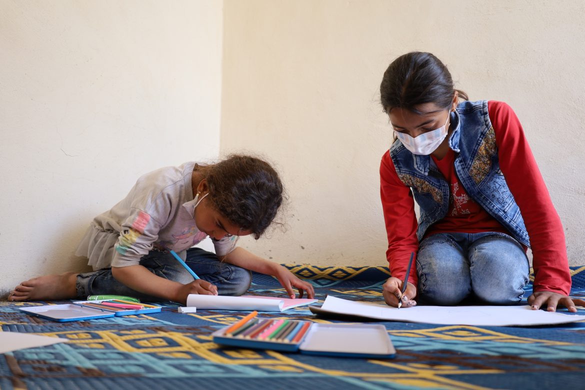 Mädchen malen, Syrien, CARE-Projekt