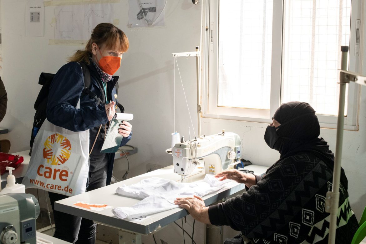 Sarah Easter spricht mit Frau an Nähmaschine, CARE-Projekt, Jordanien Azraq