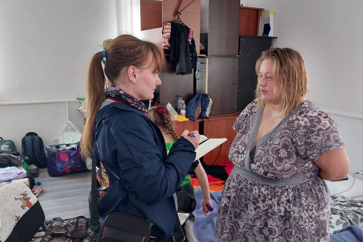 Sarah Easter spricht mit Violetta in Lwiw, Ukraine