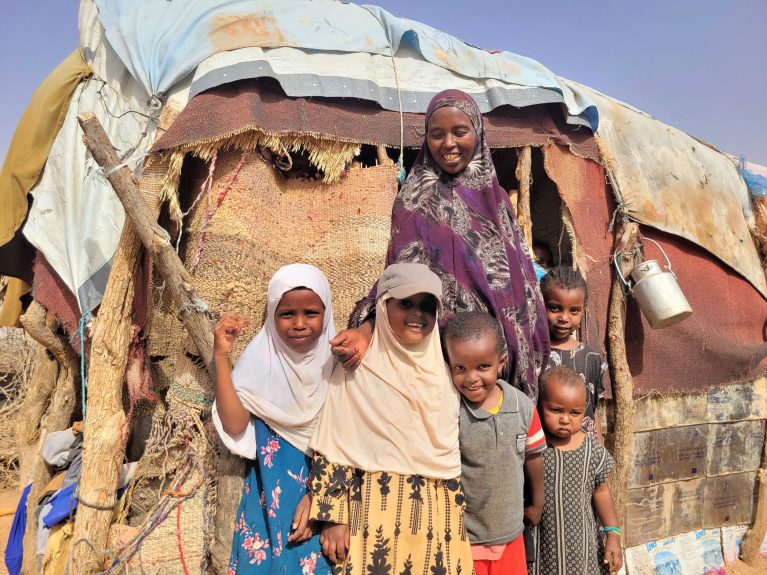 Somalia, Familie steht vor Hütte