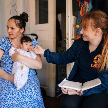 CARE-Mitarbeiterin und Krisenreporterin Sarah Easter besucht in der Ukraine eine Mutter mit ihrem Baby zu Hause, spricht mit ihr, um ihre Geschichte zu hören und zu erzählen.