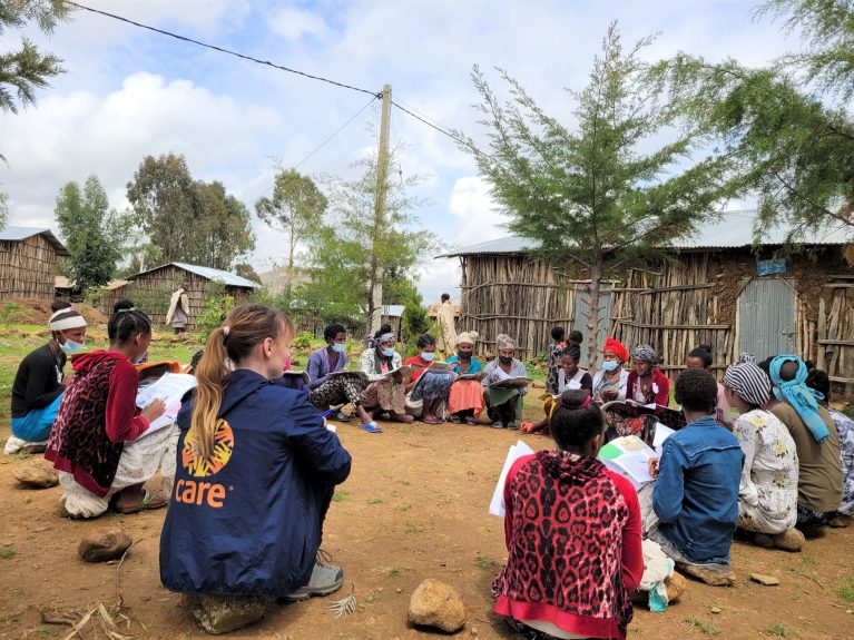 CARE-Nothelferin Sarah Easter in einer Mädchengruppe in Äthiopien, Projekt BERHAN