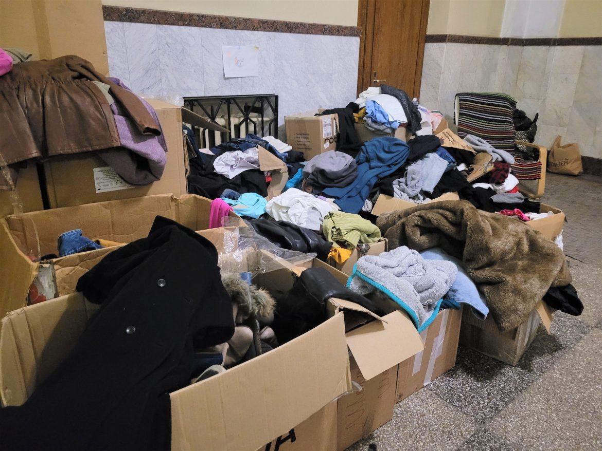 Kleidung in einer Notunterkunft in Lwiw, Ukraine