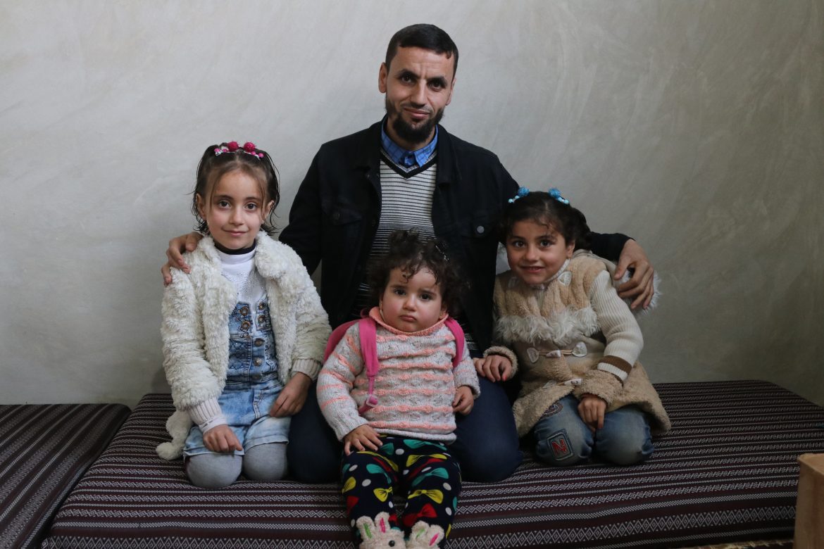 Nadeem* mit seinen Töchtern, Syrien