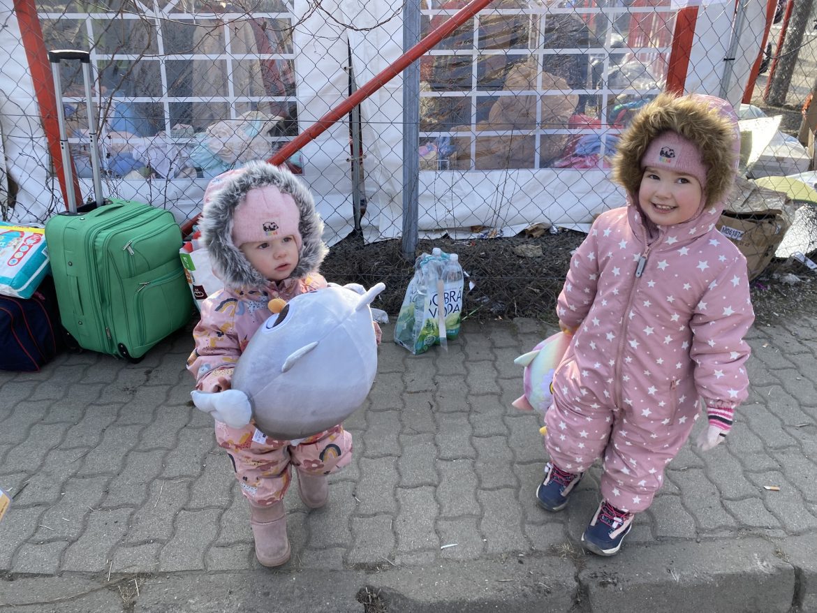 Zwei Mädchen mit Kuscheltieren, Ukraine