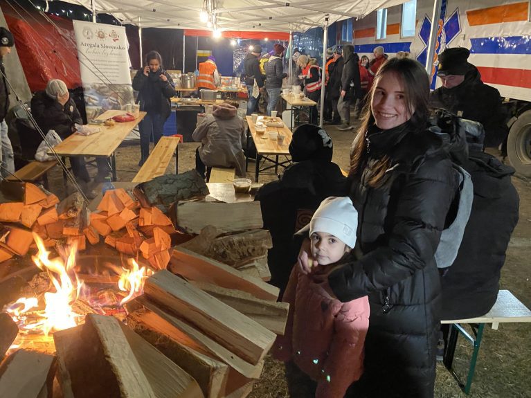 Frau mit Kind in Unterkunft mit Feuerstelle
