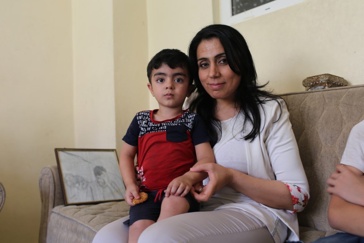 Shireen mit ihrem Sohn, Türkei
