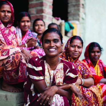 Eine Frauengruppe in Indien, die an einem Frauenstärkungsprogramm teilgenommen haben. Die Programme ermöglichen Ausbildung und bedeuten wirtschaftliche Unabhängigkeit sowie ein eigenes Einkommen.