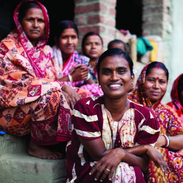 Eine Frauengruppe in Indien, die an einem Frauenstärkungsprogramm teilgenommen haben. Die Programme ermöglichen Ausbildung und bedeuten wirtschaftliche Unabhängigkeit sowie ein eigenes Einkommen.
