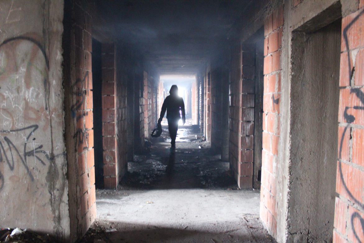 Person in einem Gebäudegang, Bosnien-Herzegowina