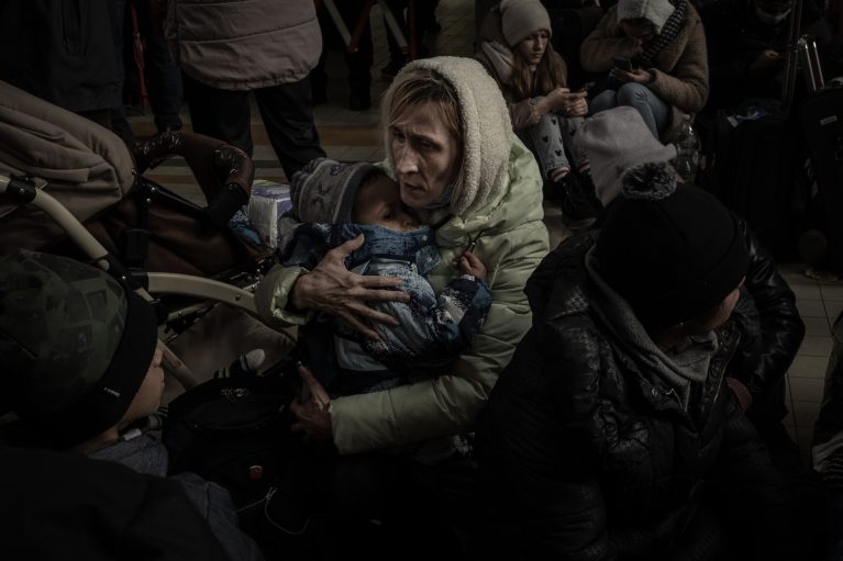 Frau sitzend mit Kind im Arm, Ukraine