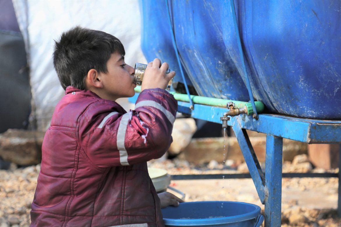 Kind trinkt Wasser, Syrien