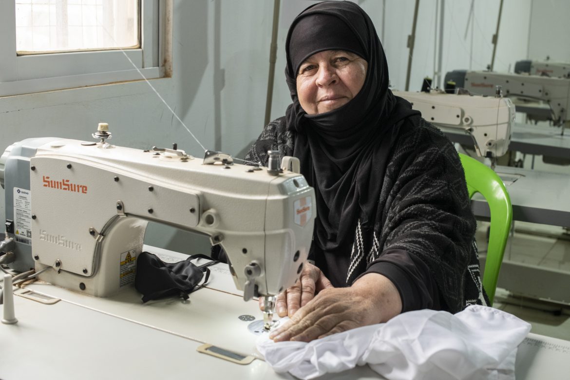 Lateefa Taleb näht im Azraq Camp