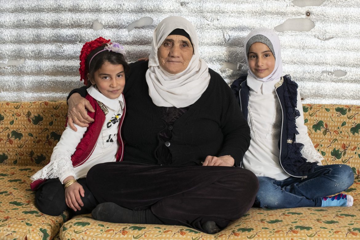 Amneh Barakat mit Enkelinnen, Azraq Camp