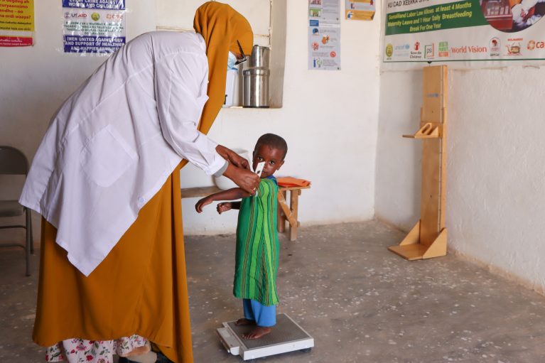 Frau untersucht Kind auf Unterernährung, Somalia