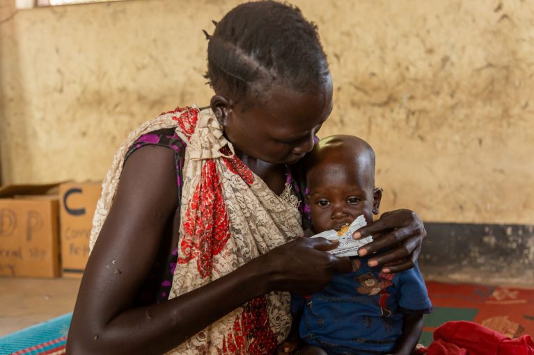Frau mit Kleinkind, Südsudan