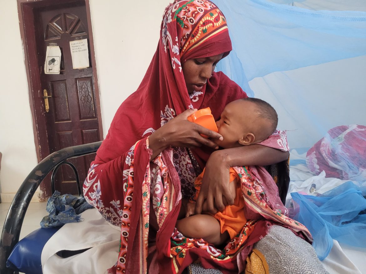 Frau, trinkendes Kind, Somalia
