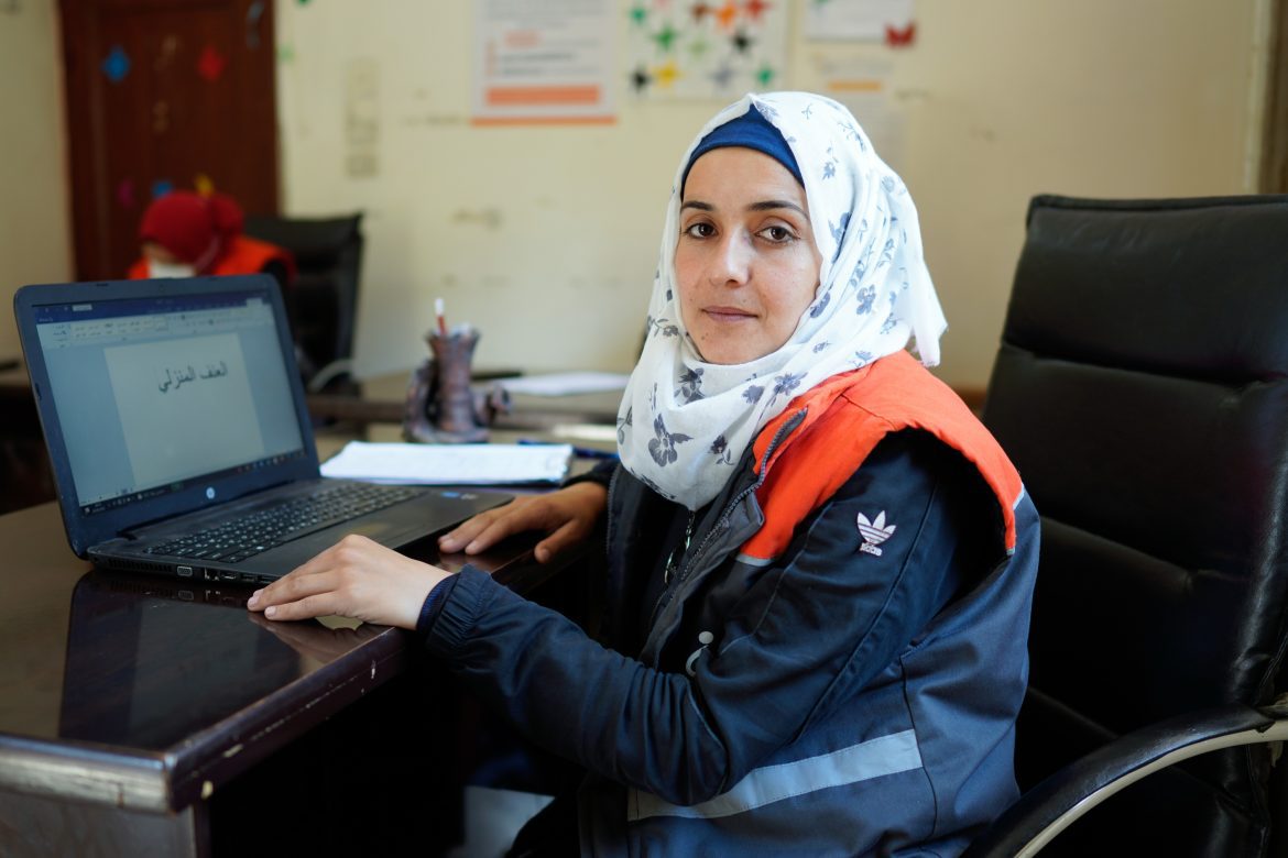 Maryam in ihrem Büro, Helferin, Syrien