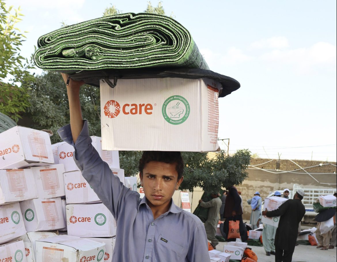 Mann mit CARE Hilfsgütern, Pakistan