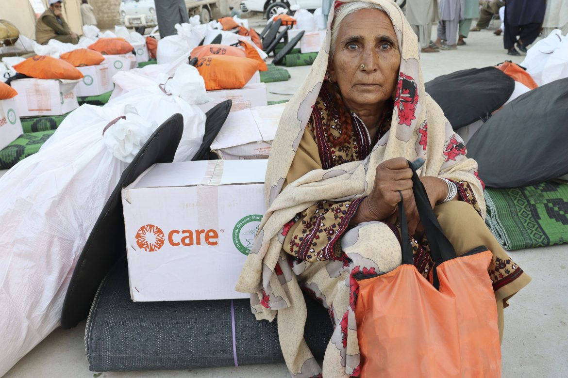 ältere Frau mit CARE Hilfsgütern, Pakistan