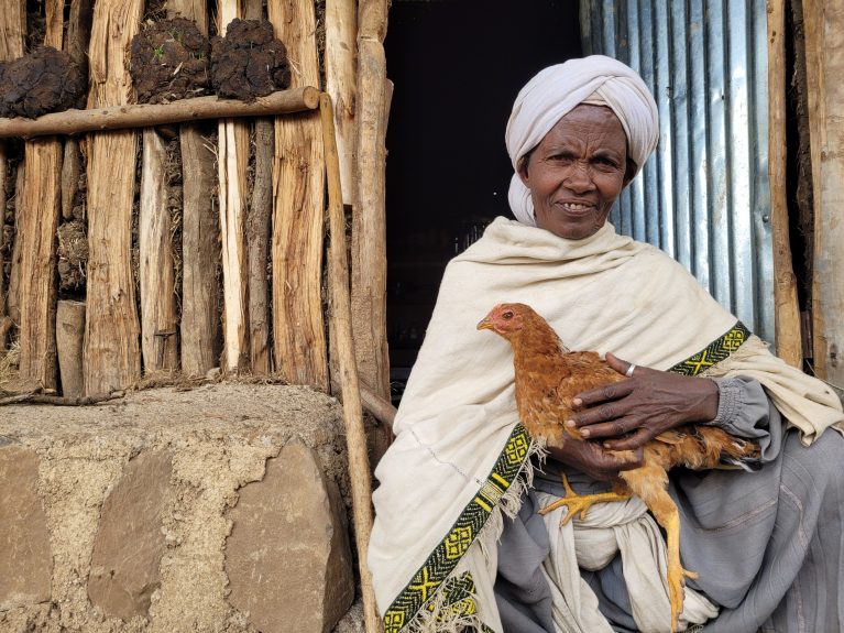 Tsehan mit einem Huhn, Äthiopien
