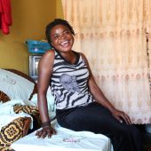 Lächelnde Frau aus Uganda - CARE Österreich und Frauen-Empowerment