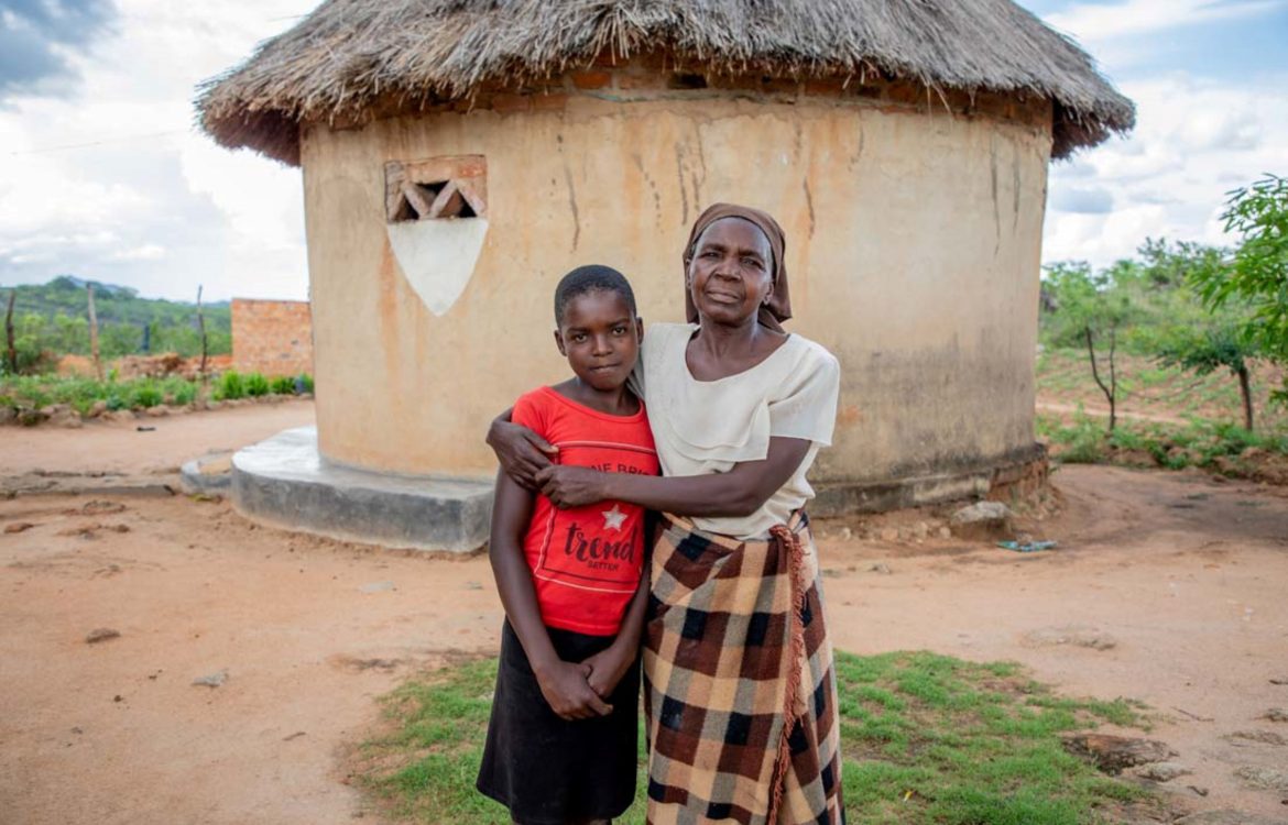 Esther mit ihrer ältesten Tochter Rudo aus dem Zaka District, Simbabwe.