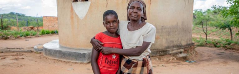 Esther mit ihrer ältesten Tochter Rudo aus dem Zaka District, Simbabwe.