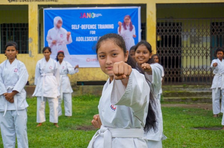 Junge Mädchen beim Karatetraining des CARE-Projektes JANO.