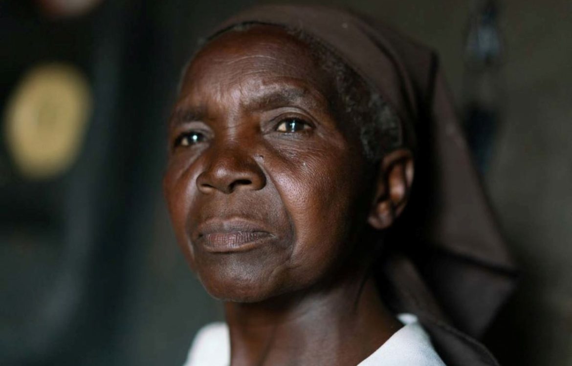 Die 61-jährige Ester aus dem südlichen Afrika.