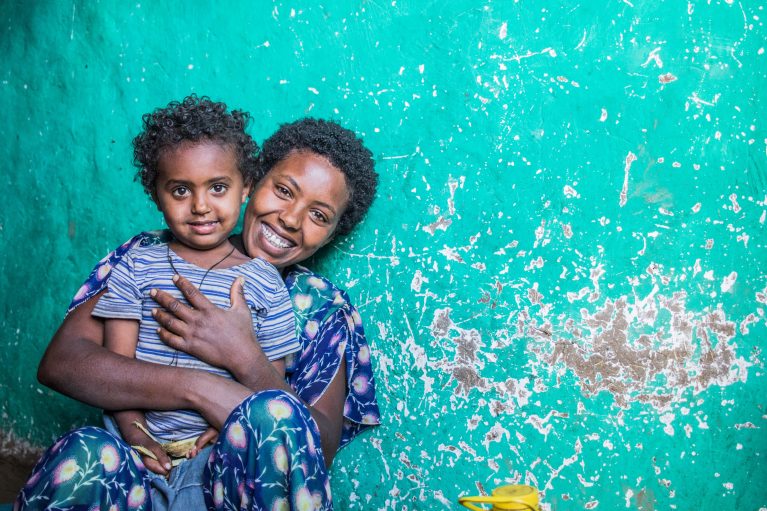 Enatnesh Mesafinit mit ihrer Tochter in ihrem Haus in West Belessa, Amhara-Region, Äthiopien.