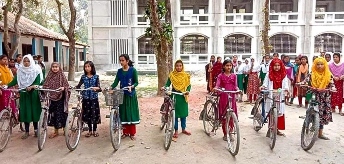 Teilnehmerinnen eines Mädchenradrennens im Zuge des JANO-Projekts mit ihren Fahrrädern.