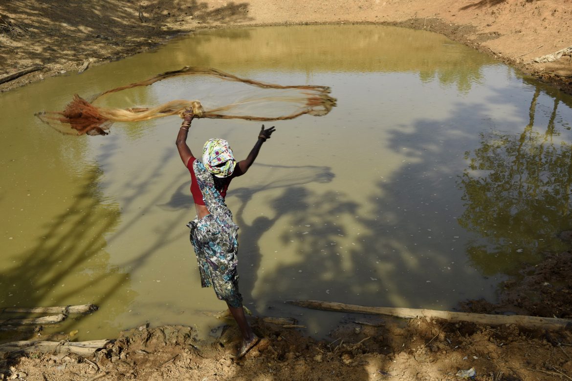Die Bäuerin und Vorbild ihrer Region Jududand Dilmani Kujur vor ihrem Wasserspeicherbecken.