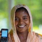 Die JANO-Projektteilnehmerin Shyamoli mit ihrem Mobiltelefon.