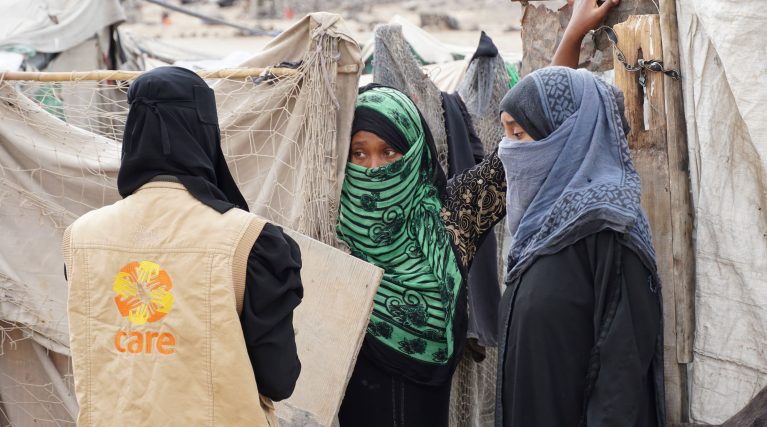 Frauen in Jemen mit einer CARE-Helferin.
